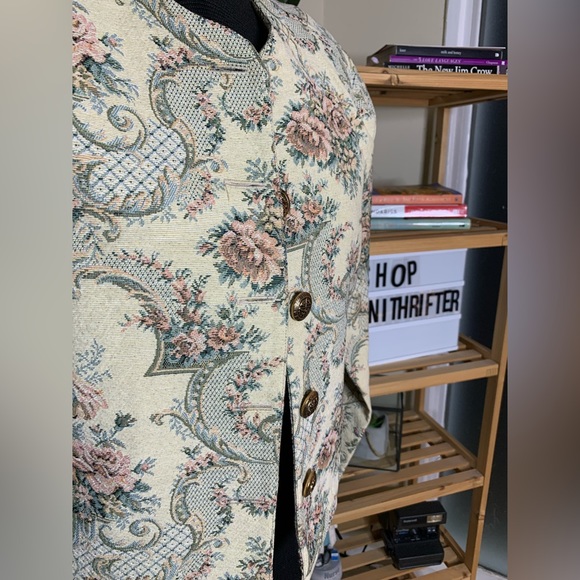 Robin - Picture 3 of 5